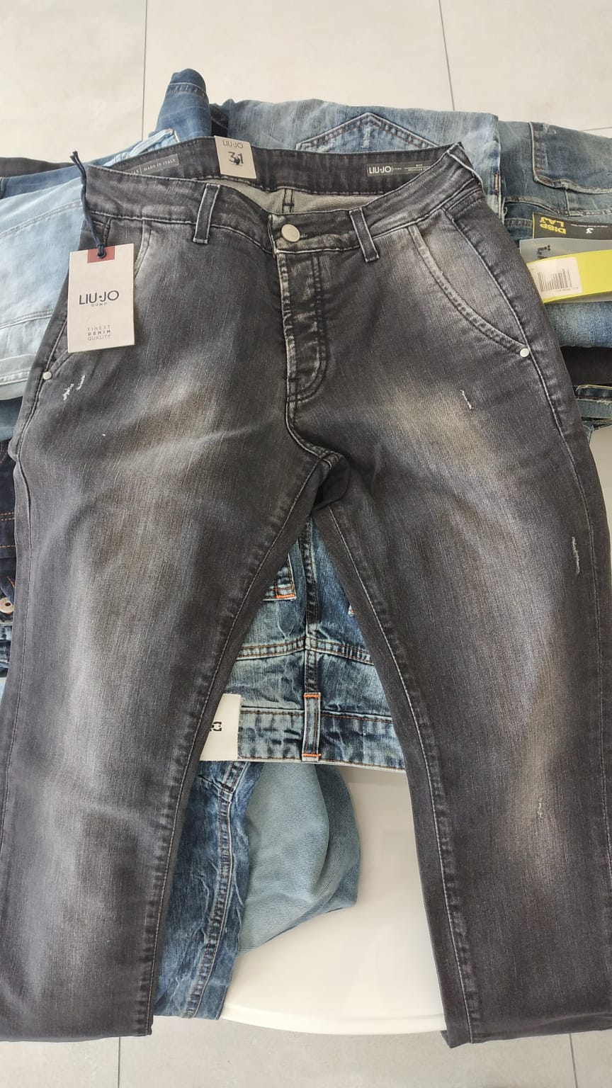 €11,00 al pezzo LIU JO, DISPLAJ stock jeans uomo 100 pezzi - A/I - RIF. TV6064
