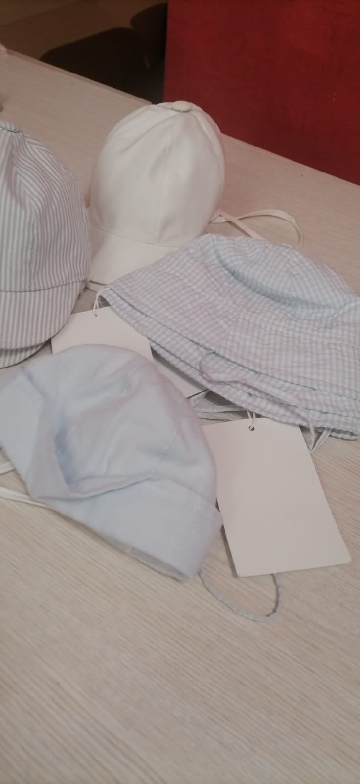 €3,80 al pezzo ALETTA, BLUMARINE, TRUSSARDI, TIMBERLAND, ALVIERO MARTINI stock cappelli bambini 276 pezzi - P/E - RIF. TV6030