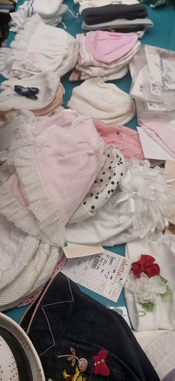 €3,80 al pezzo ALETTA, BLUMARINE, TRUSSARDI, TIMBERLAND, ALVIERO MARTINI stock cappelli bambini 276 pezzi - P/E - RIF. TV6030