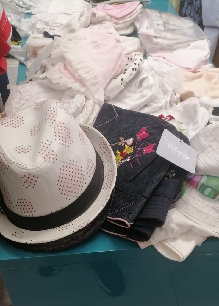 €3,80 al pezzo ALETTA, BLUMARINE, TRUSSARDI, TIMBERLAND, ALVIERO MARTINI stock cappelli bambini 276 pezzi - P/E - RIF. TV6030