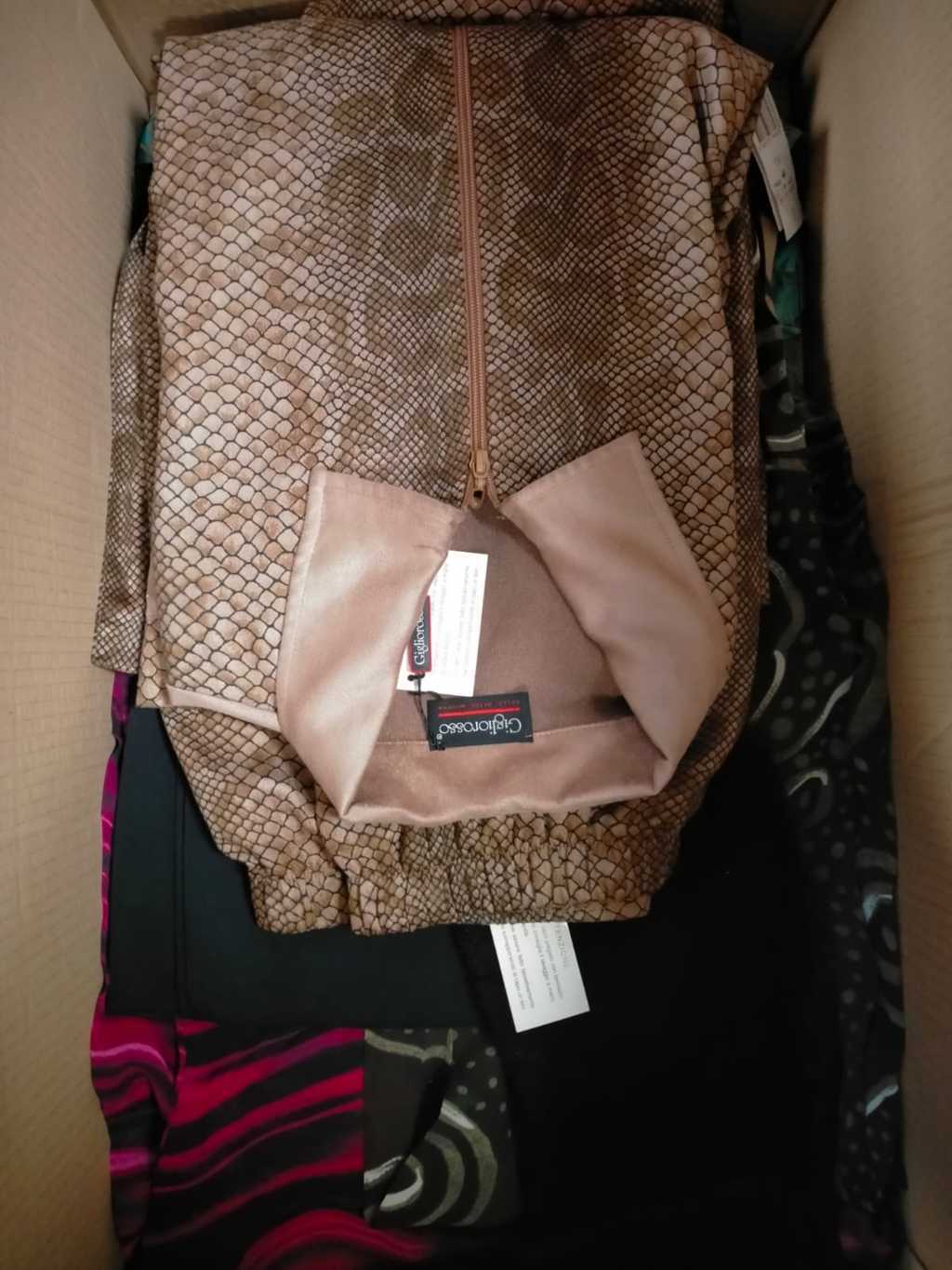 €2,30 al pezzo EMPORIO , CAMEL, CACHAREL, LUISA VIOLA, CAFE' NOIR, AMA , ecc. stock abbigliamento uomo, donna e bambini 1700 pezzi - A/I - P/E - RIF. 6039AF