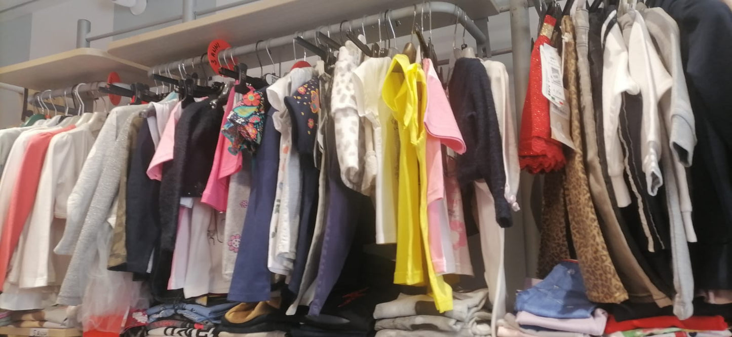 4,50 € la pièce MASH, MONNALISA, EMPORIO 88, MISS GRANT, TWIN SET, etc. stock de vêtements fille 511 pièces - FW - SS - REF. TV6029