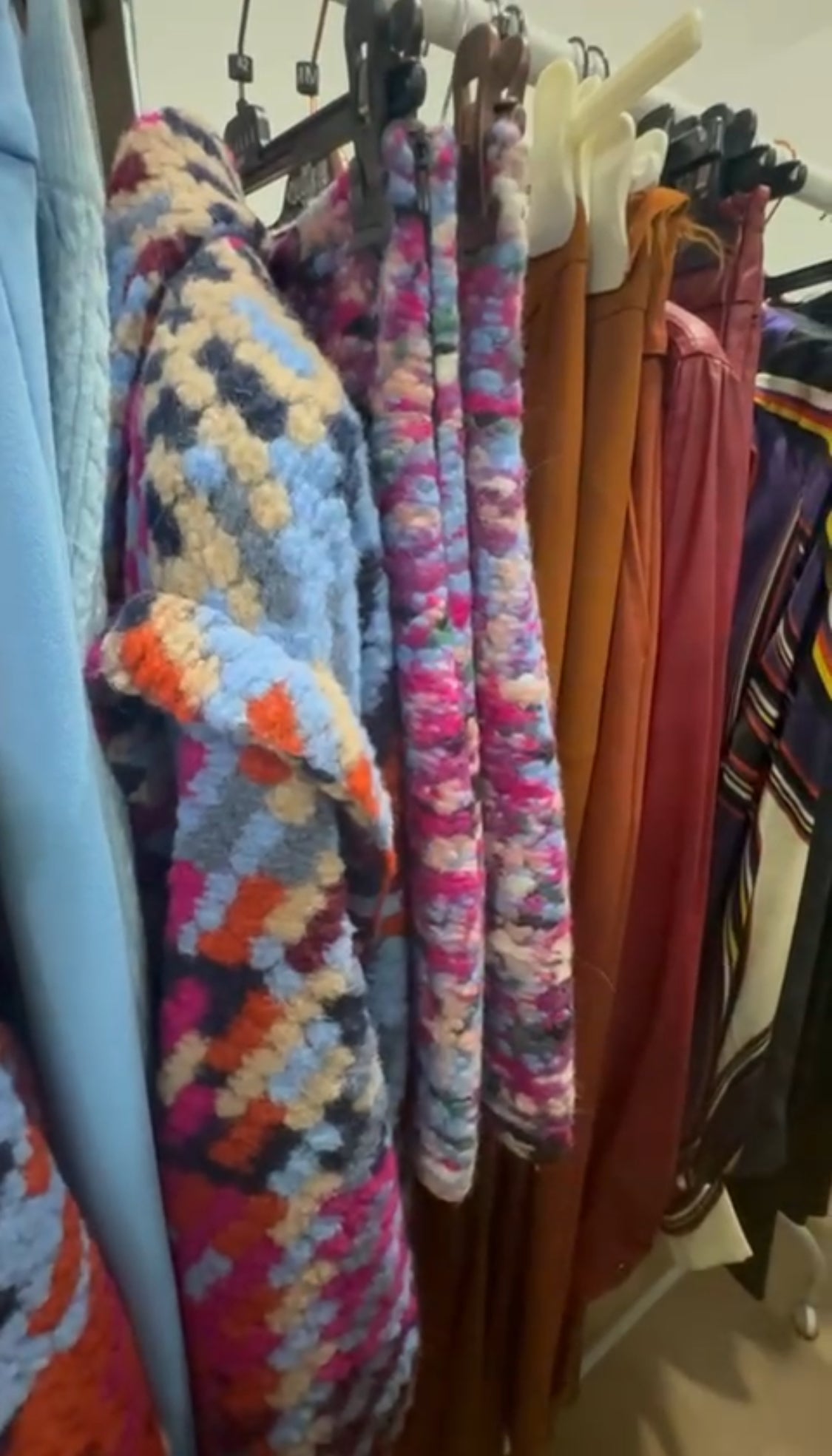20,00 € la pièce GAELLE, PENNY BLACK, MANILA GRACE, ALESSANDRO GILLES, etc. stock de vêtements homme/femme 408 pièces - FW - REF. TV6232