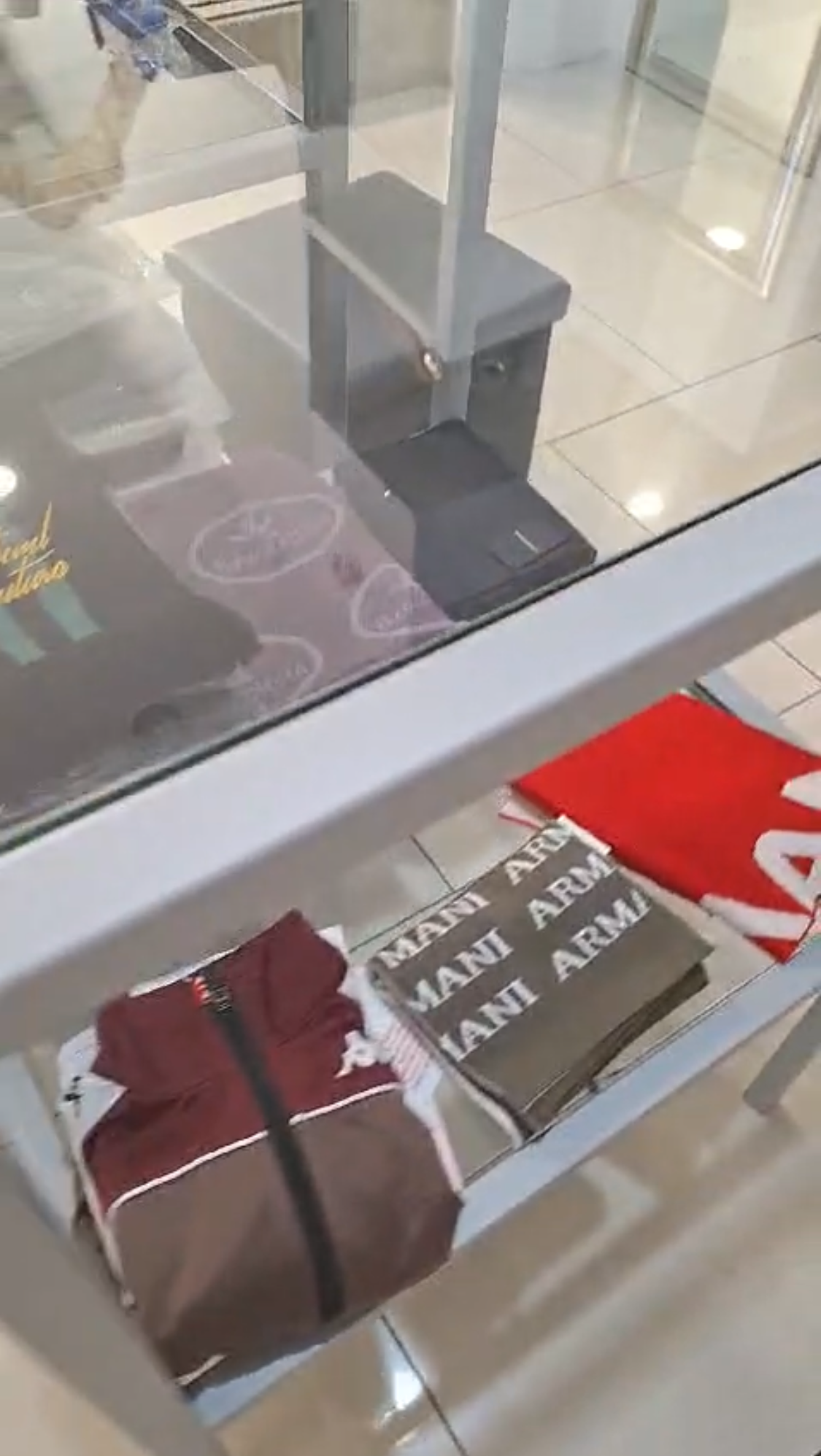 €14,50 l'unité YES ZEE, HARMONT & BLAINE, FILA, ARMANI etc. stock vêtements et accessoires homme 311 pièces - FW - RIF. TV6235