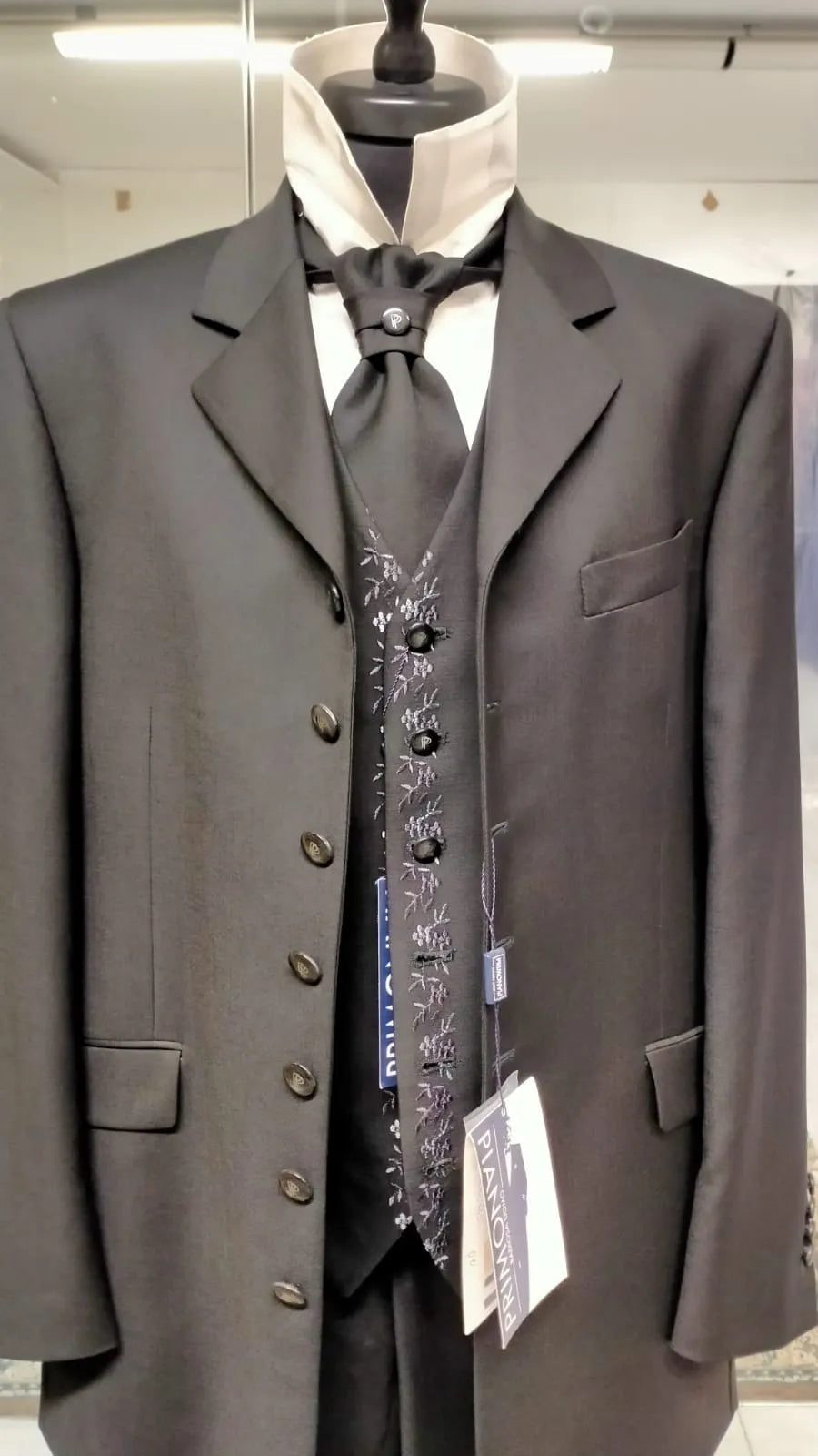 €16,00 l'unité BALESTRA, RADIOSA, RUBINO, AZZURRA etc. stock de vêtements de mariée et de cérémonie homme/femme 250 pièces - RIF. TV6236