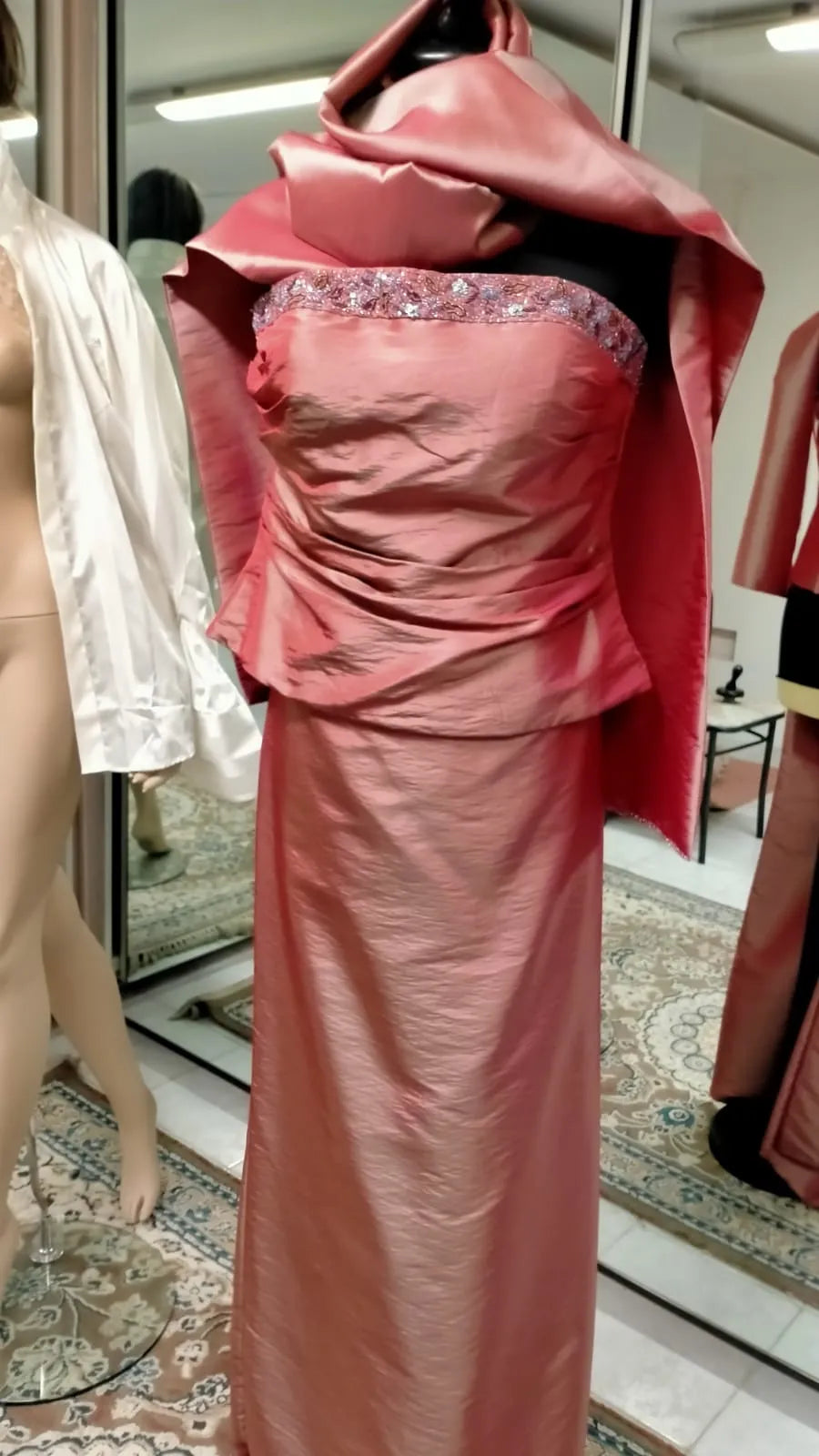 €16,00 l'unité BALESTRA, RADIOSA, RUBINO, AZZURRA etc. stock de vêtements de mariée et de cérémonie homme/femme 250 pièces - RIF. TV6236