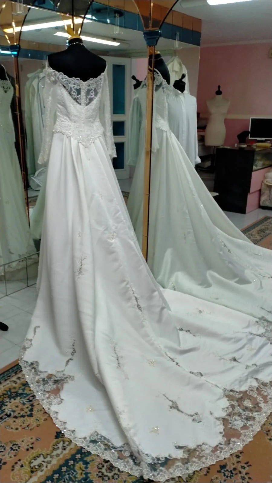 €16,00 l'unité BALESTRA, RADIOSA, RUBINO, AZZURRA etc. stock de vêtements de mariée et de cérémonie homme/femme 250 pièces - RIF. TV6236