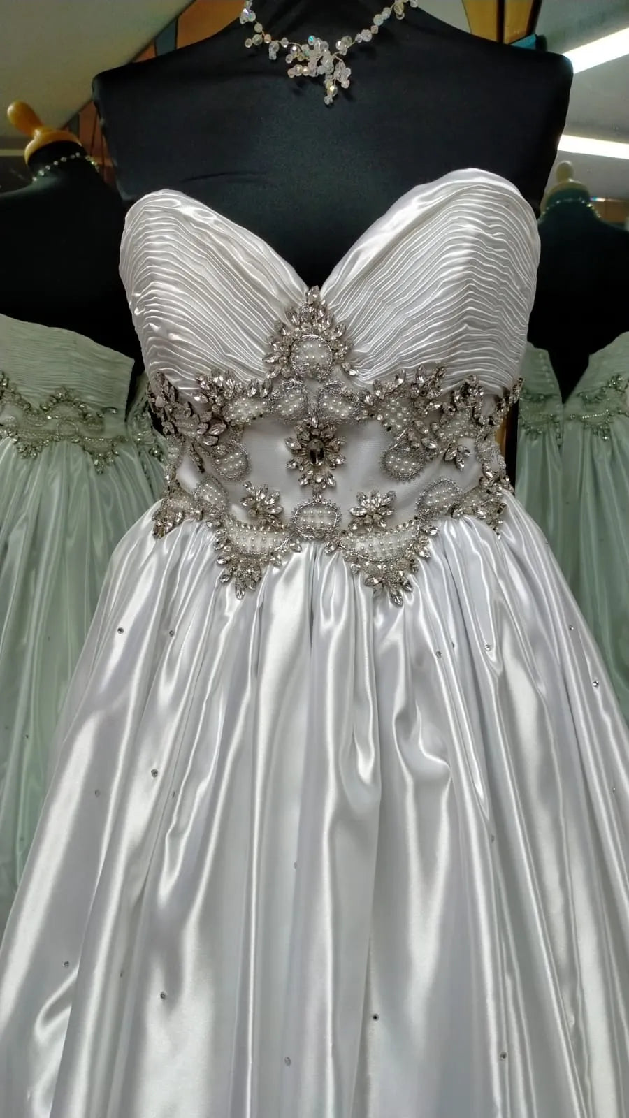 €16,00 l'unité BALESTRA, RADIOSA, RUBINO, AZZURRA etc. stock de vêtements de mariée et de cérémonie homme/femme 250 pièces - RIF. TV6236