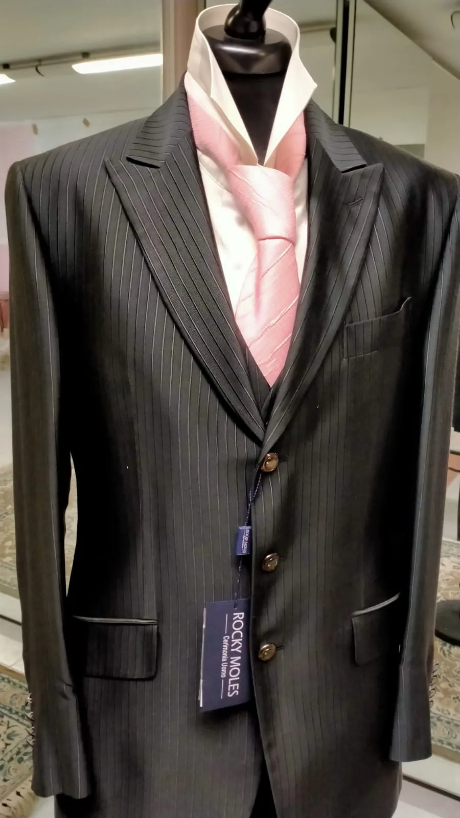 €16,00 l'unité BALESTRA, RADIOSA, RUBINO, AZZURRA etc. stock de vêtements de mariée et de cérémonie homme/femme 250 pièces - RIF. TV6236