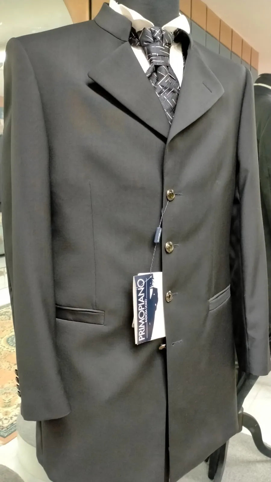 €16,00 l'unité BALESTRA, RADIOSA, RUBINO, AZZURRA etc. stock de vêtements de mariée et de cérémonie homme/femme 250 pièces - RIF. TV6236
