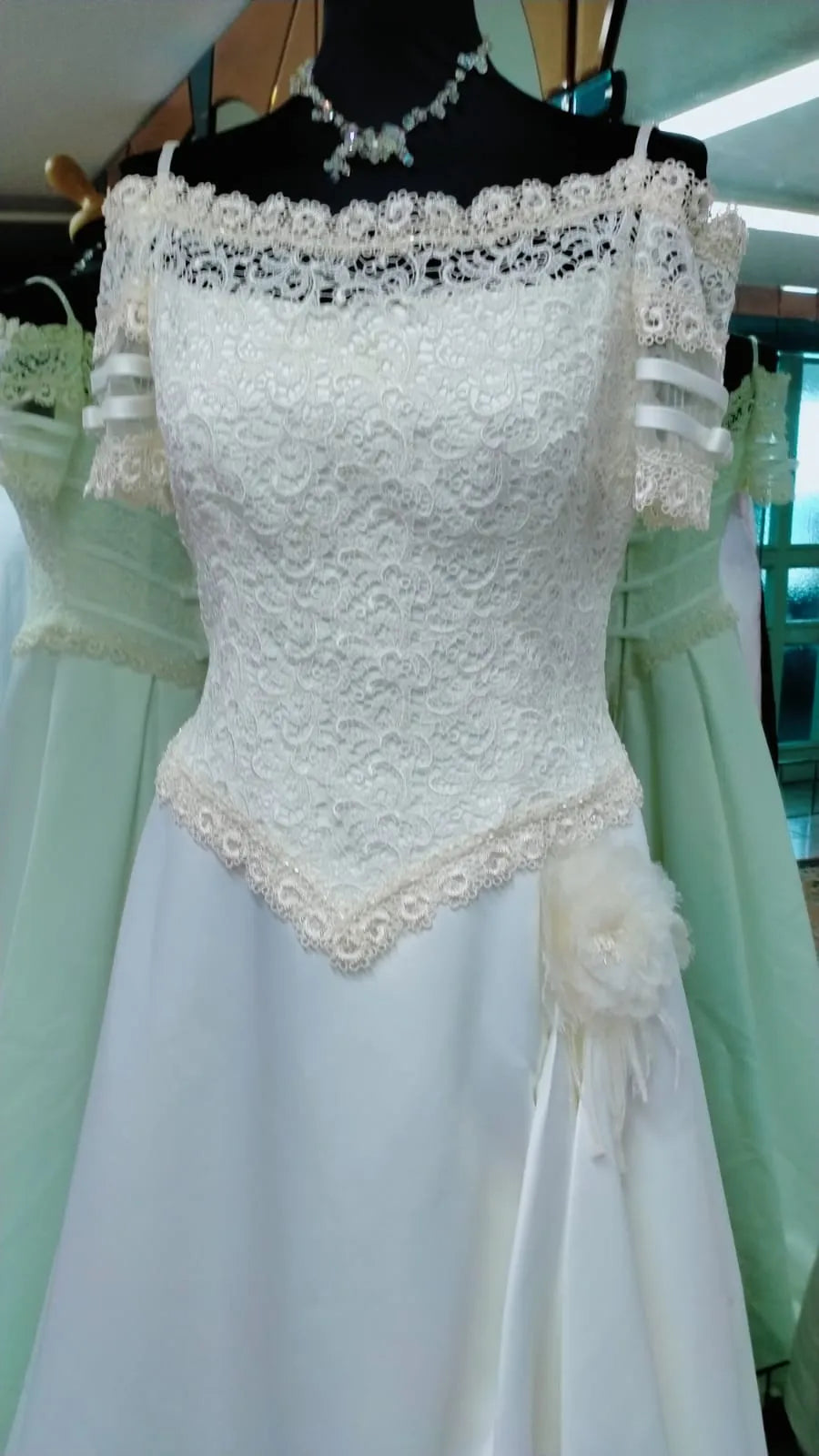 €16,00 l'unité BALESTRA, RADIOSA, RUBINO, AZZURRA etc. stock de vêtements de mariée et de cérémonie homme/femme 250 pièces - RIF. TV6236