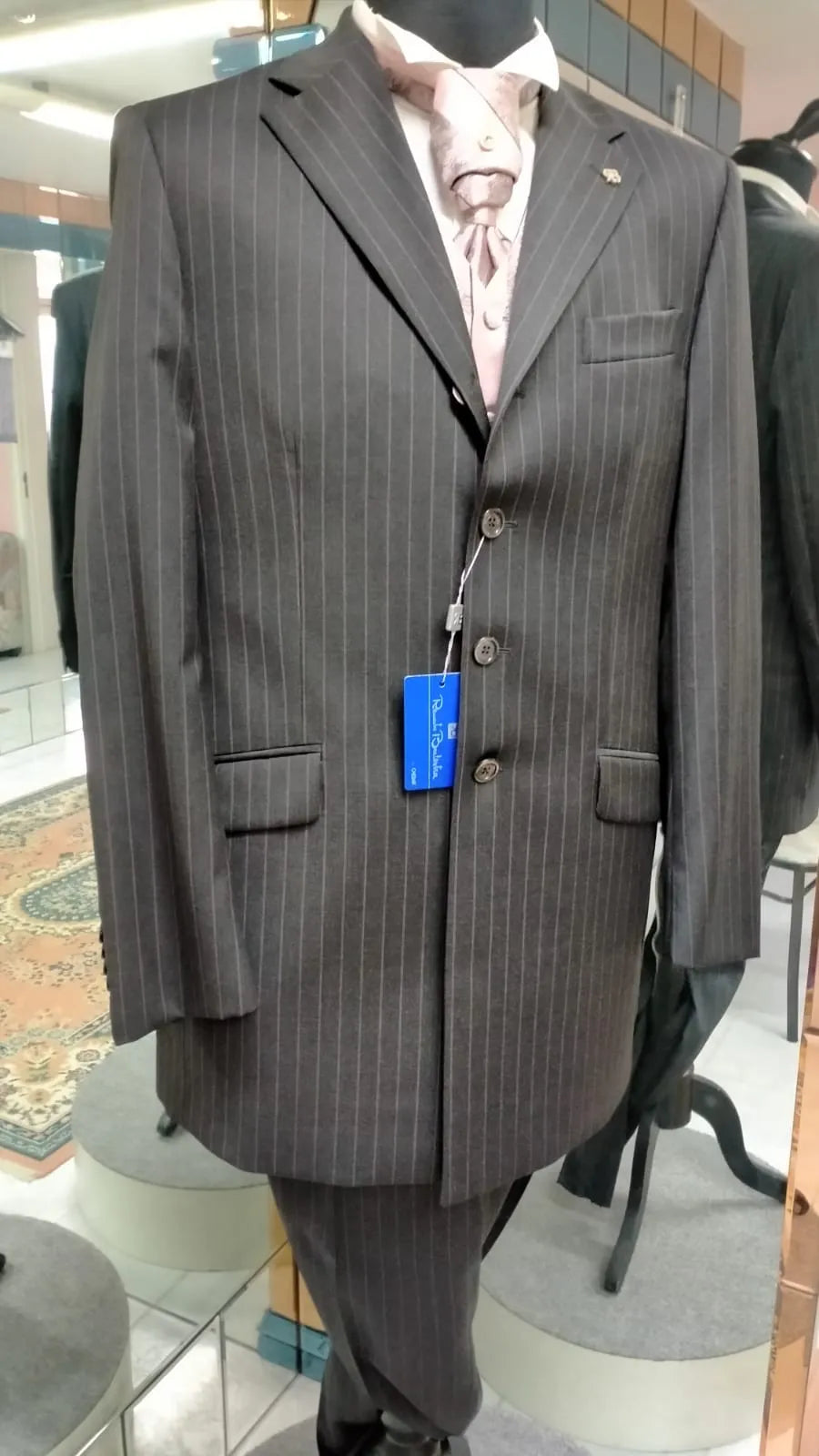 €16,00 l'unité BALESTRA, RADIOSA, RUBINO, AZZURRA etc. stock de vêtements de mariée et de cérémonie homme/femme 250 pièces - RIF. TV6236