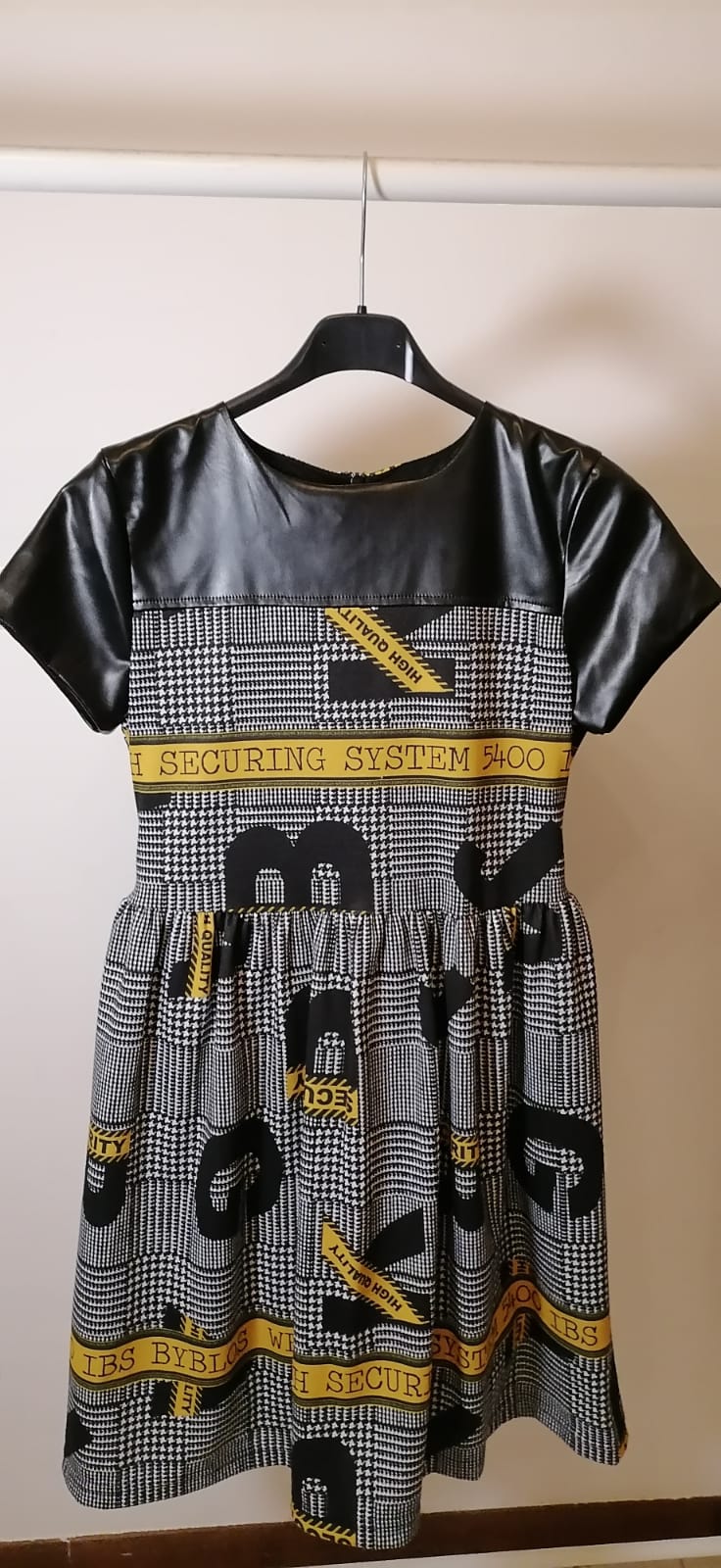€4,86 al pezzo MEILISA BAY, BYBLOS, TUC TUC, MASH, NEILL KATTER, ecc. stock abbigliamento bambini 1583 pezzi - A/I - P/E - RIF. TV6143