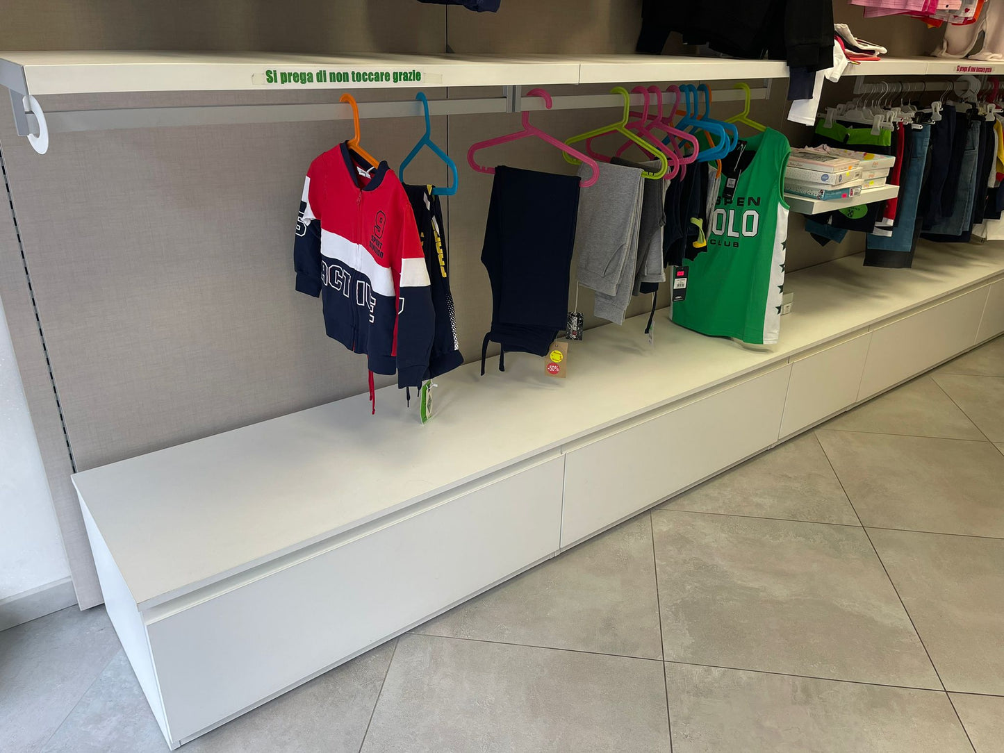 Stock ARREDAMENTO NEGOZIO per abbigliamento bambini - RIF. TV6209