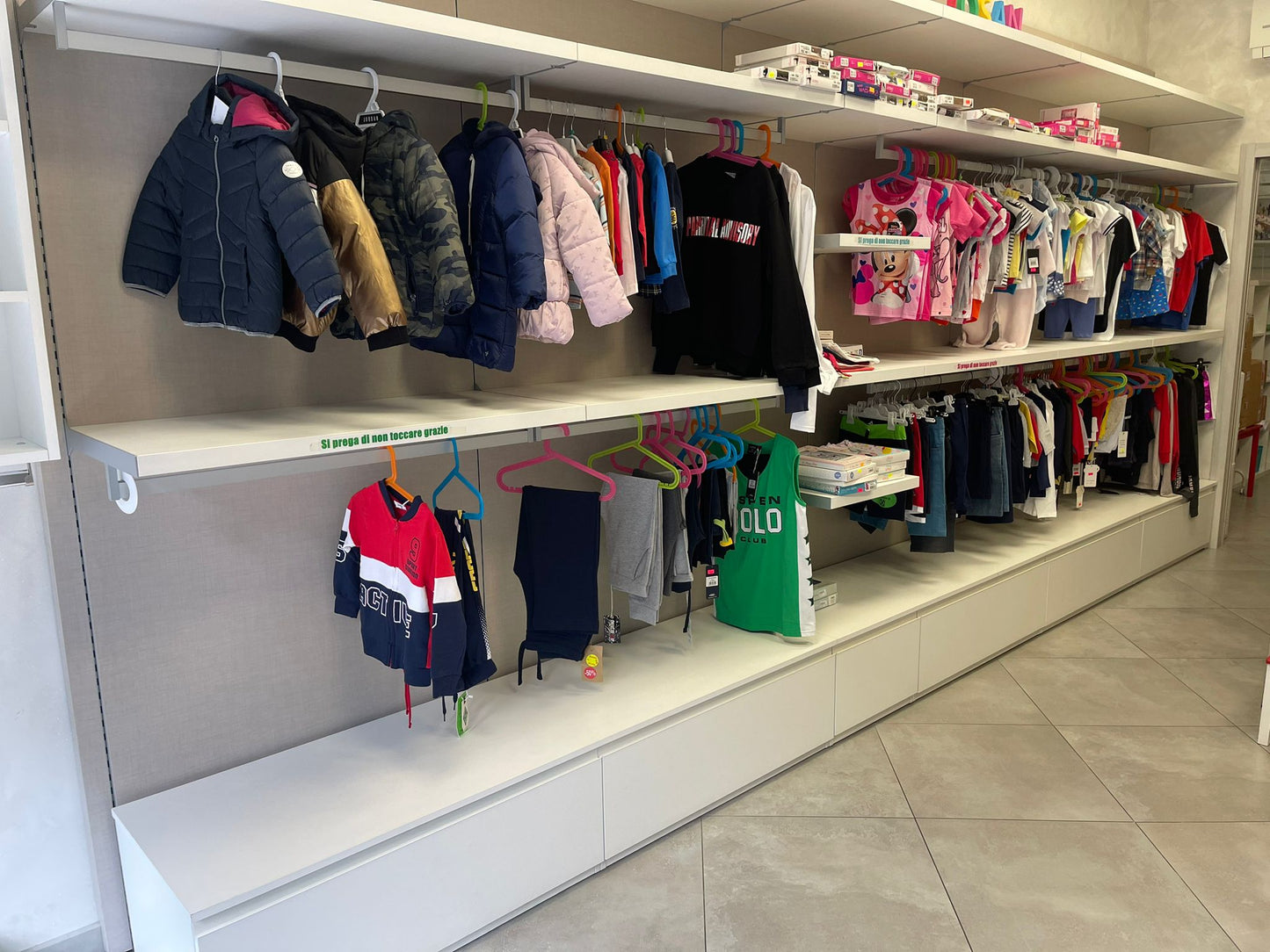 Stock ARREDAMENTO NEGOZIO per abbigliamento bambini - RIF. TV6209