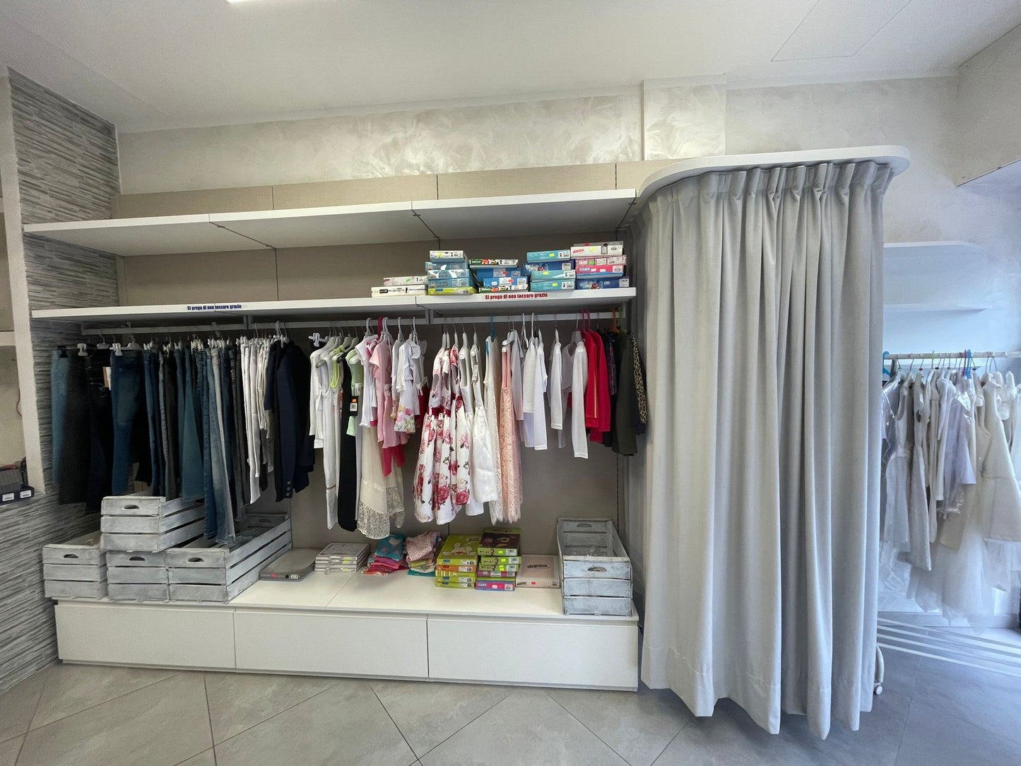 Stock ARREDAMENTO NEGOZIO per abbigliamento bambini - RIF. TV6209
