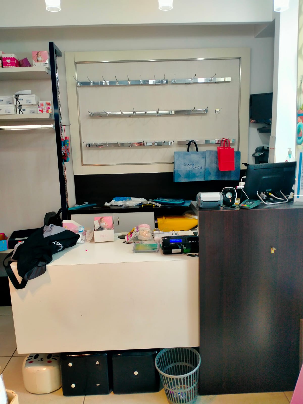 Stock ARREDAMENTO NEGOZIO per abbigliamento bambini - circa 60m² - RIF. TV6036