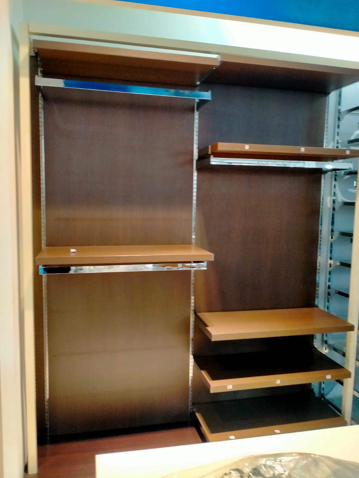 Stock ARREDAMENTO NEGOZIO per abbigliamento bambini - circa 60m² - RIF. TV6036