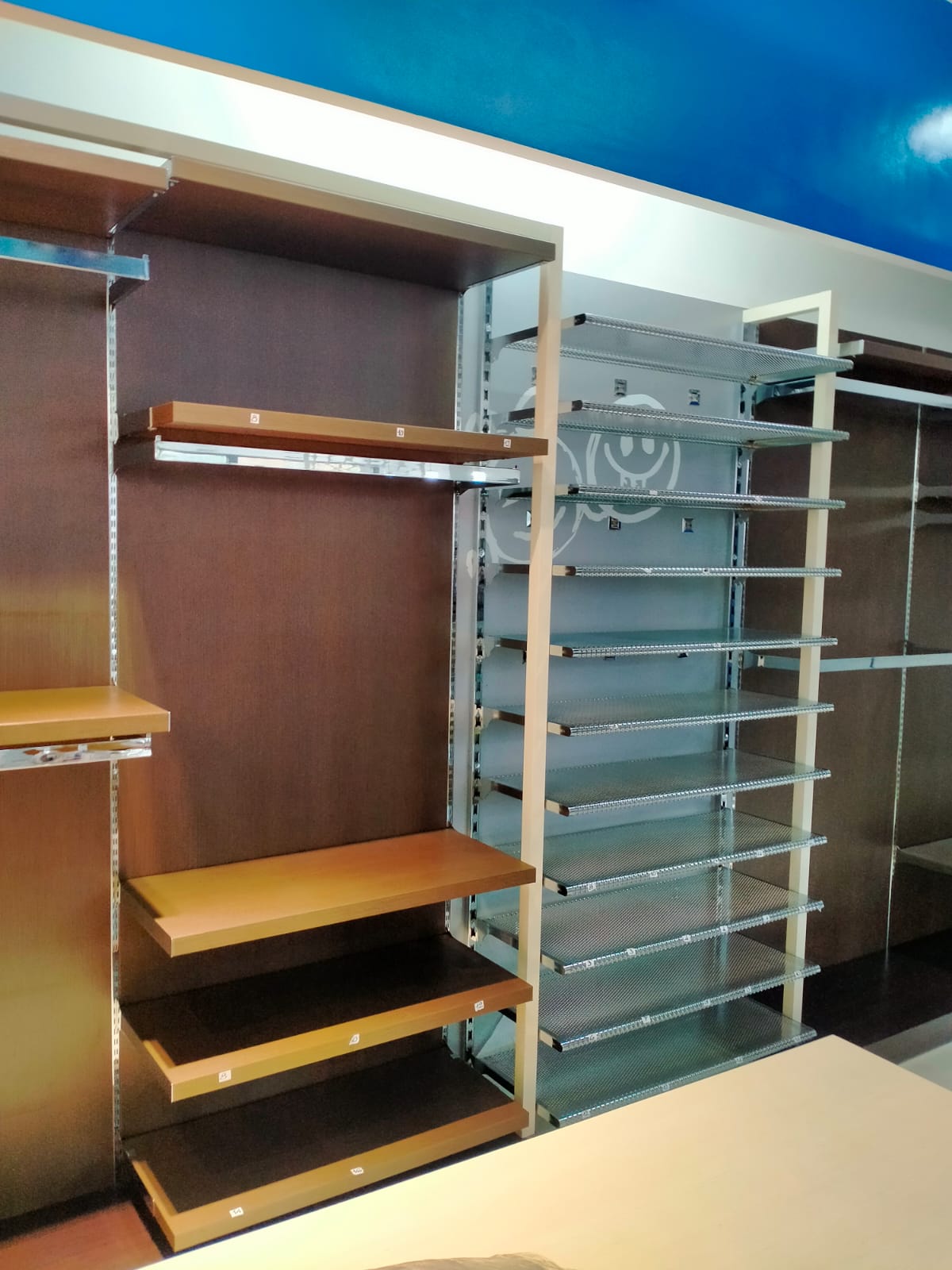 Stock ARREDAMENTO NEGOZIO per abbigliamento bambini - circa 60m² - RIF. TV6036