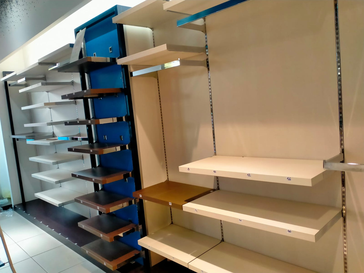 Stock ARREDAMENTO NEGOZIO per abbigliamento bambini - circa 60m² - RIF. TV6036