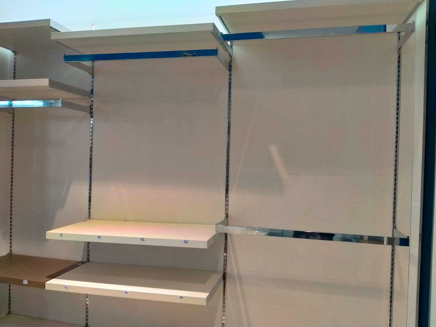 Stock ARREDAMENTO NEGOZIO per abbigliamento bambini - circa 60m² - RIF. TV6036