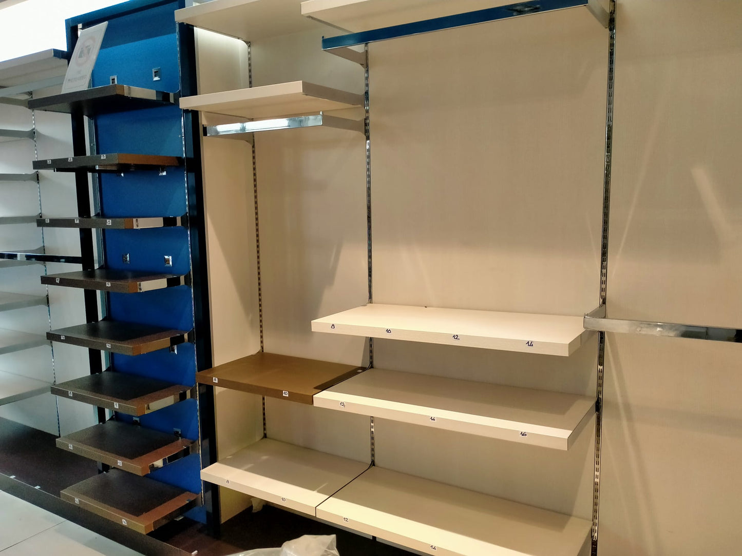 Stock ARREDAMENTO NEGOZIO per abbigliamento bambini - circa 60m² - RIF. TV6036