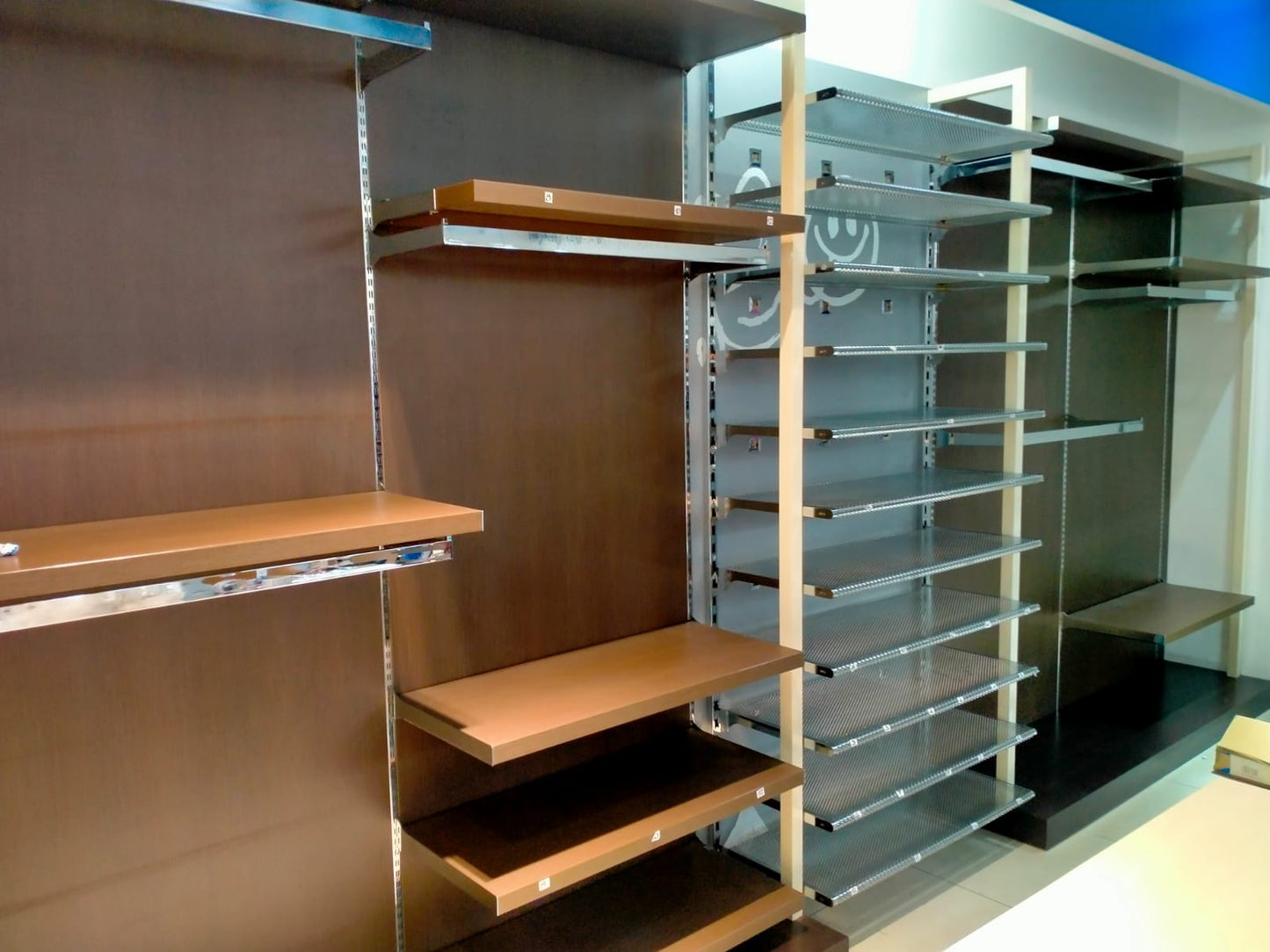 Stock ARREDAMENTO NEGOZIO per abbigliamento bambini - circa 60m² - RIF. TV6036