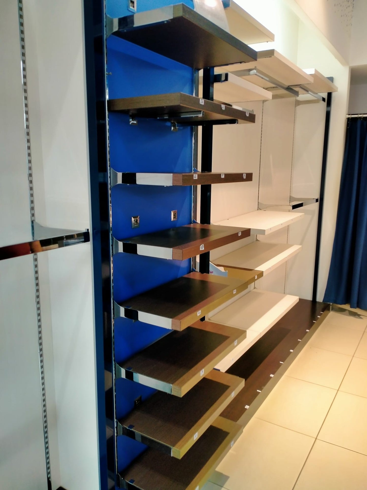 Stock ARREDAMENTO NEGOZIO per abbigliamento bambini - circa 60m² - RIF. TV6036