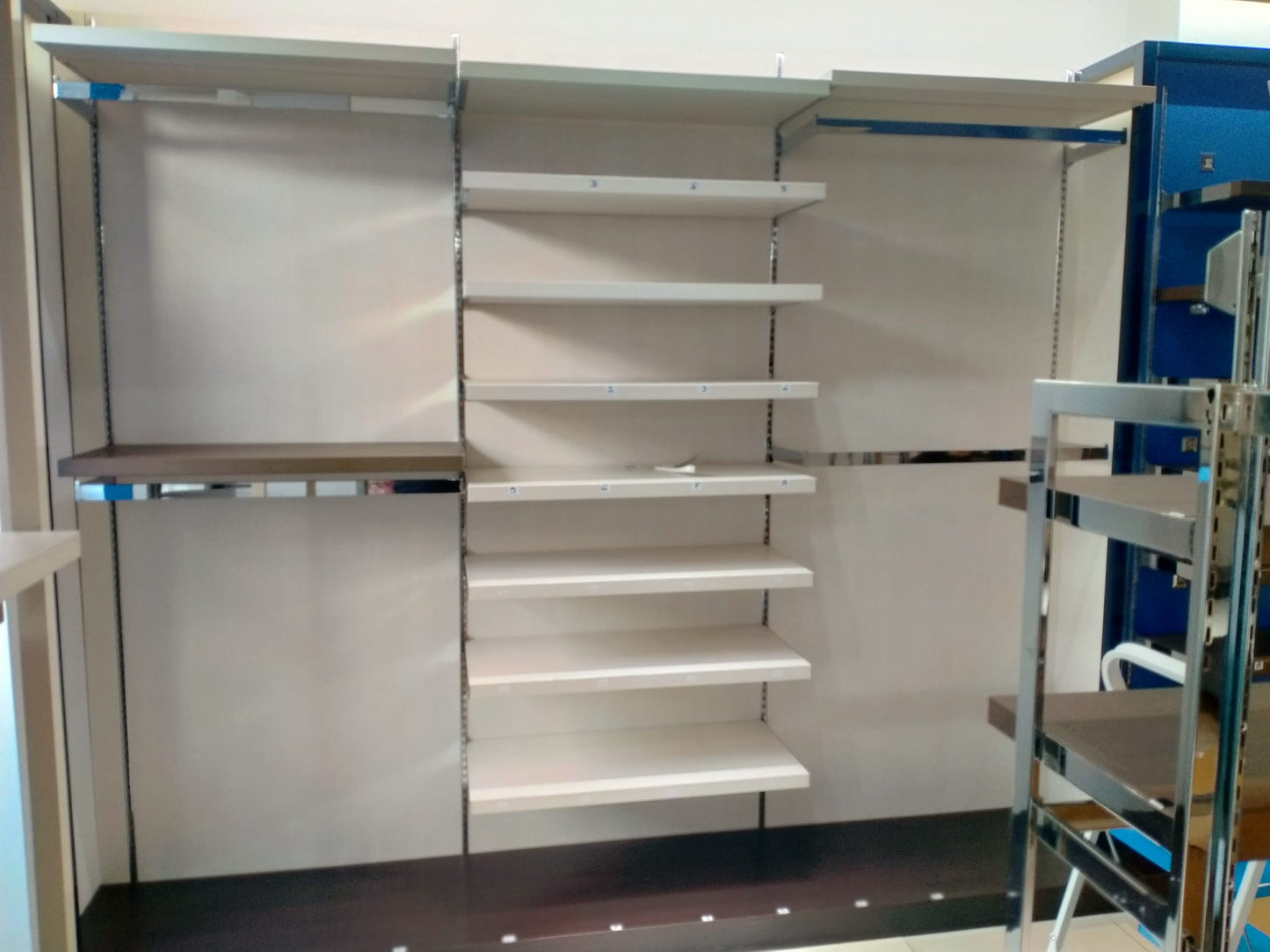 Stock ARREDAMENTO NEGOZIO per abbigliamento bambini - circa 60m² - RIF. TV6036