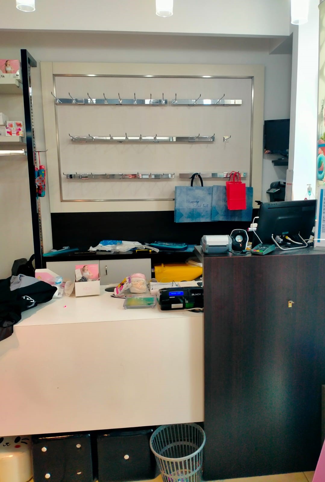 Stock ARREDAMENTO NEGOZIO per abbigliamento bambini - circa 60m² - RIF. TV6036