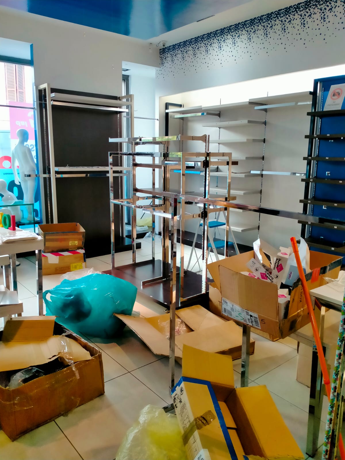 Stock ARREDAMENTO NEGOZIO per abbigliamento bambini - circa 60m² - RIF. TV6036