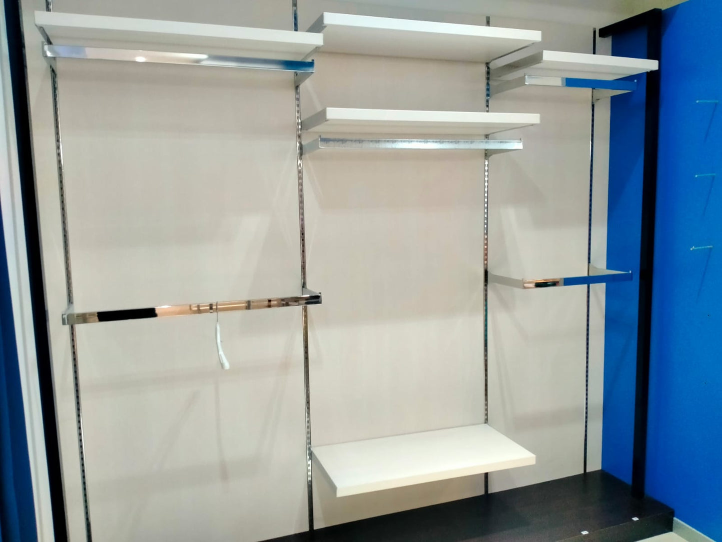 Stock ARREDAMENTO NEGOZIO per abbigliamento bambini - circa 60m² - RIF. TV6036
