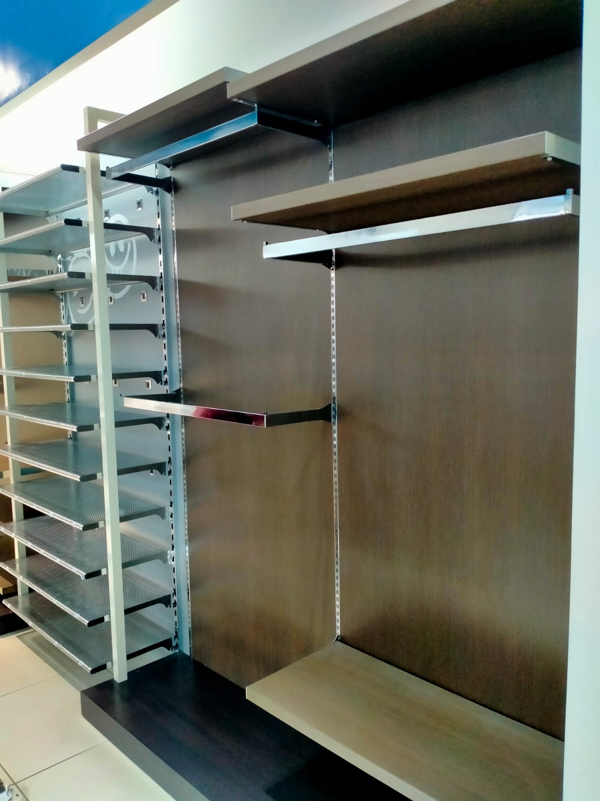 Stock ARREDAMENTO NEGOZIO per abbigliamento bambini - circa 60m² - RIF. TV6036