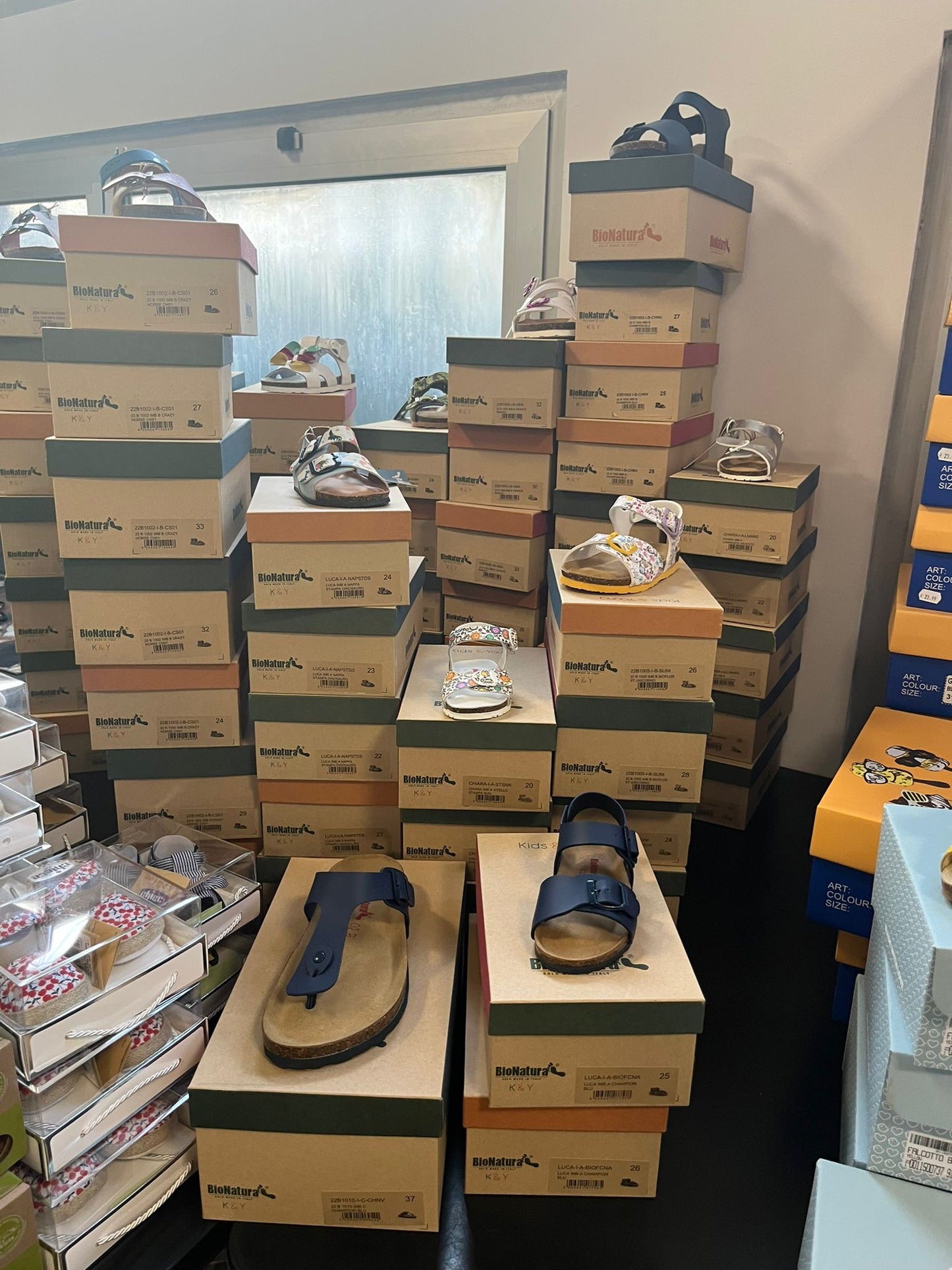 €9,13 al paio CHICCO, LIU JO, BALDUCCI, BIONATURA, FALCOTTO, NATURAL WORLD, ecc. stock calzature bambini 600 pezzi - P/E - RIF. 6089AF