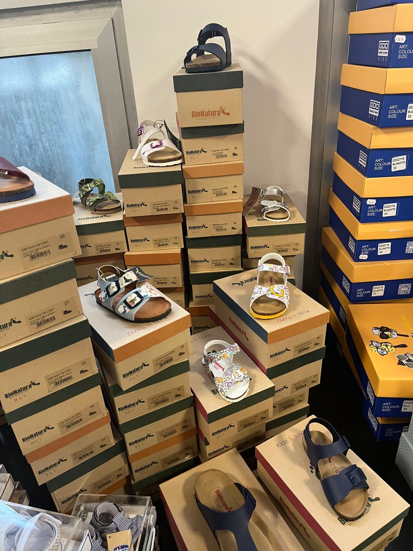 €9,13 al paio CHICCO, LIU JO, BALDUCCI, BIONATURA, FALCOTTO, NATURAL WORLD, ecc. stock calzature bambini 600 pezzi - P/E - RIF. 6089AF