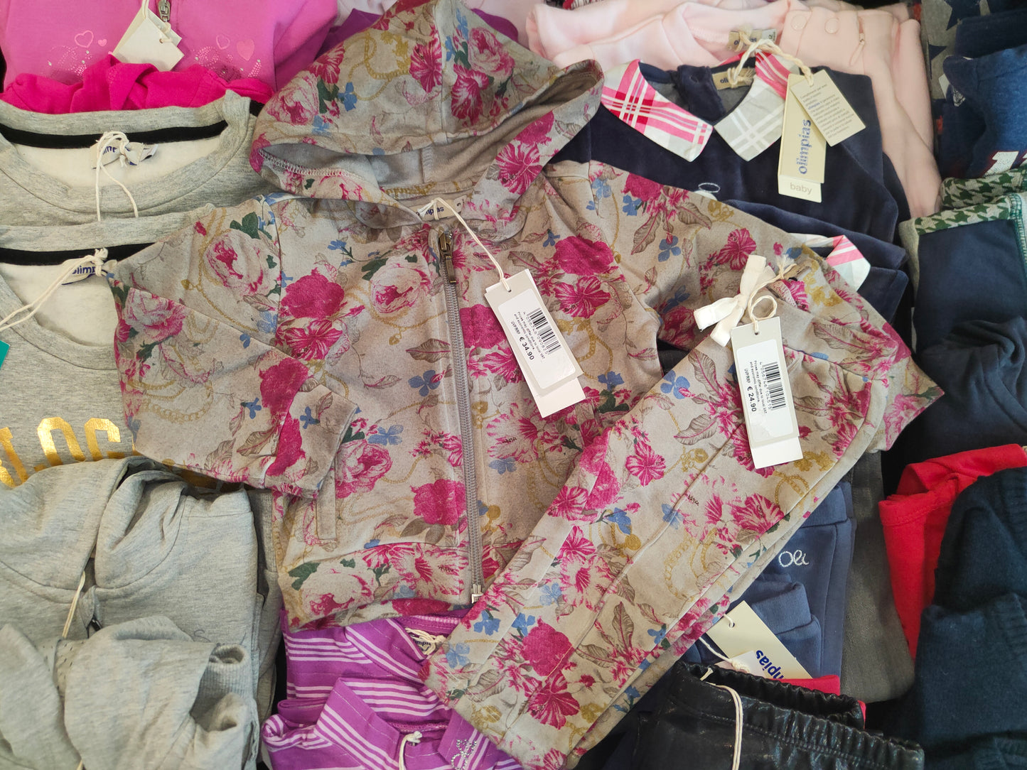 €3,80 al pezzo OLIMPIAS stock abbigliamento bambini 111 pezzi - A/I - RIF. 6103AF