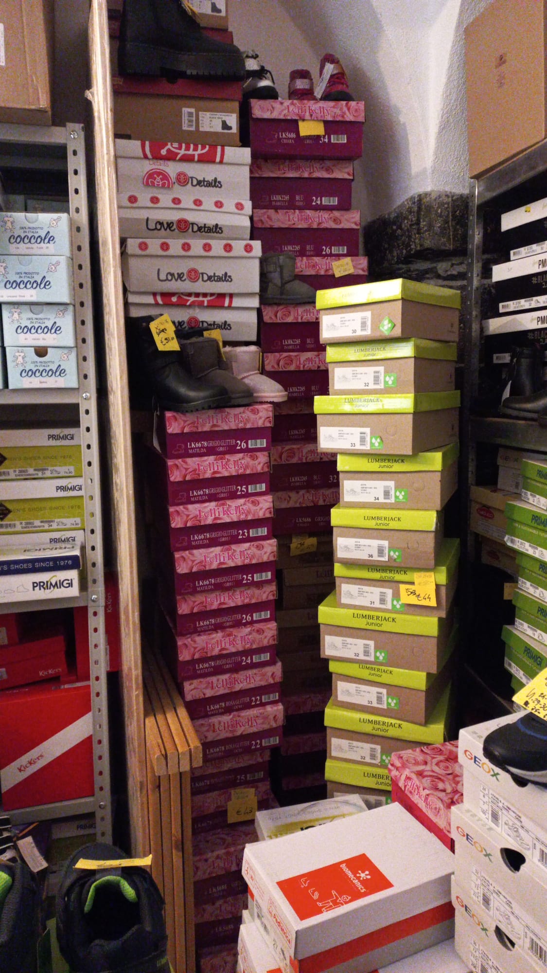 €15,00 al pezzo LELLY KELLY, PRIMIGI, LUMBERJACK, GEOX, LEVI'S, ecc. stock calzature bambini 200 paia - A/I - RIF. TV6046