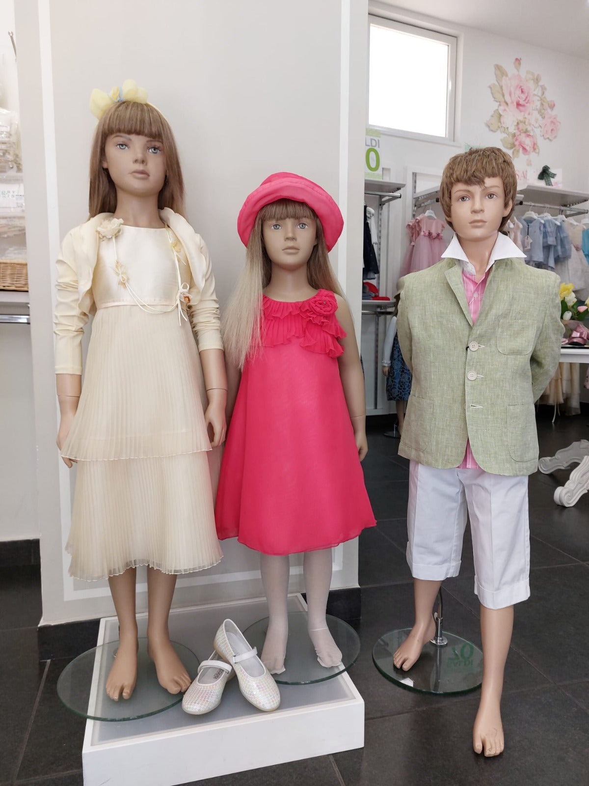 €15,00 al pezzo ALES, ALETTA, ARMANI, BABY GRAZIELLA, BIMBI BLU, ecc. stock abbigliamento bambini 2116 pezzi - P/E - RIF. TV6119