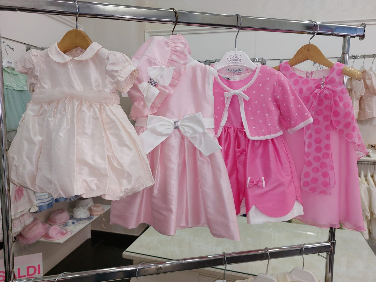 €15,00 al pezzo ALES, ALETTA, ARMANI, BABY GRAZIELLA, BIMBI BLU, ecc. stock abbigliamento bambini 2116 pezzi - P/E - RIF. TV6119