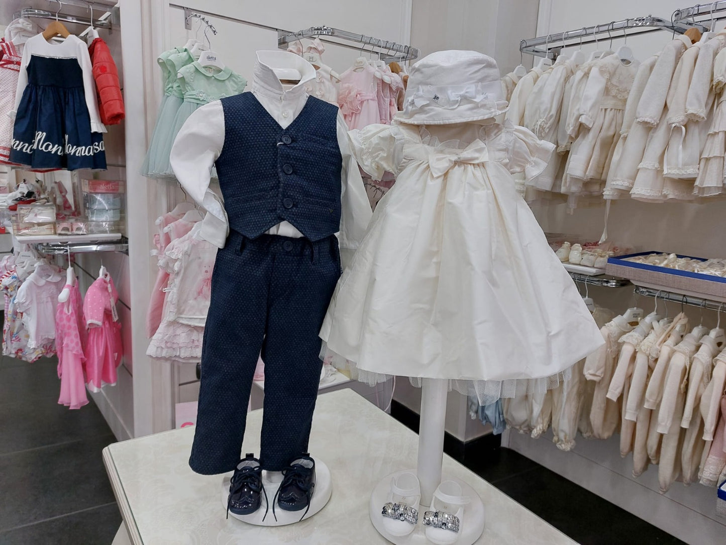 €15,00 al pezzo ALES, ALETTA, ARMANI, BABY GRAZIELLA, BIMBI BLU, ecc. stock abbigliamento bambini 2116 pezzi - P/E - RIF. TV6119