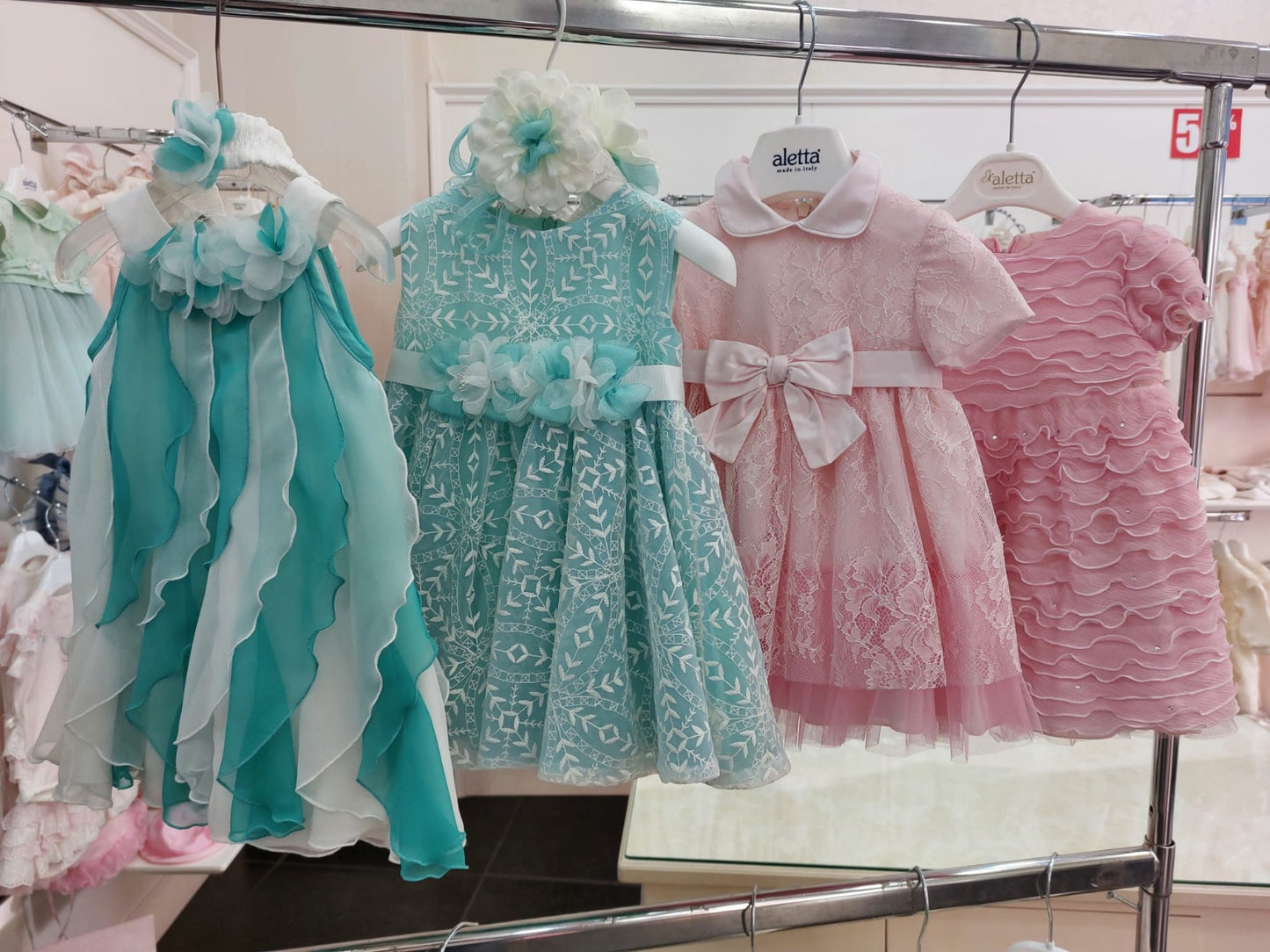 €15,00 al pezzo ALES, ALETTA, ARMANI, BABY GRAZIELLA, BIMBI BLU, ecc. stock abbigliamento bambini 2116 pezzi - P/E - RIF. TV6119