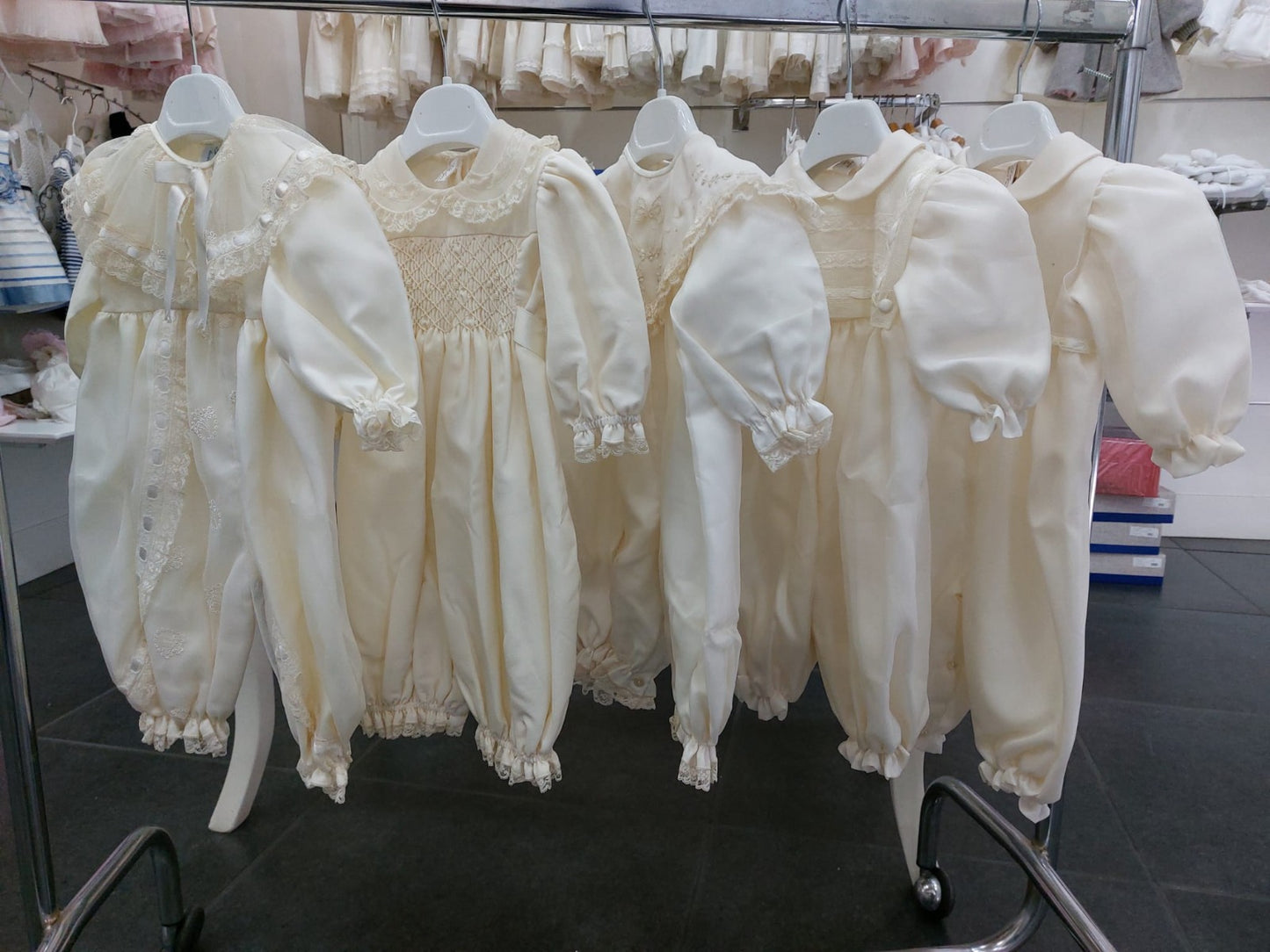 €15,00 al pezzo ALES, ALETTA, ARMANI, BABY GRAZIELLA, BIMBI BLU, ecc. stock abbigliamento bambini 2116 pezzi - P/E - RIF. TV6119