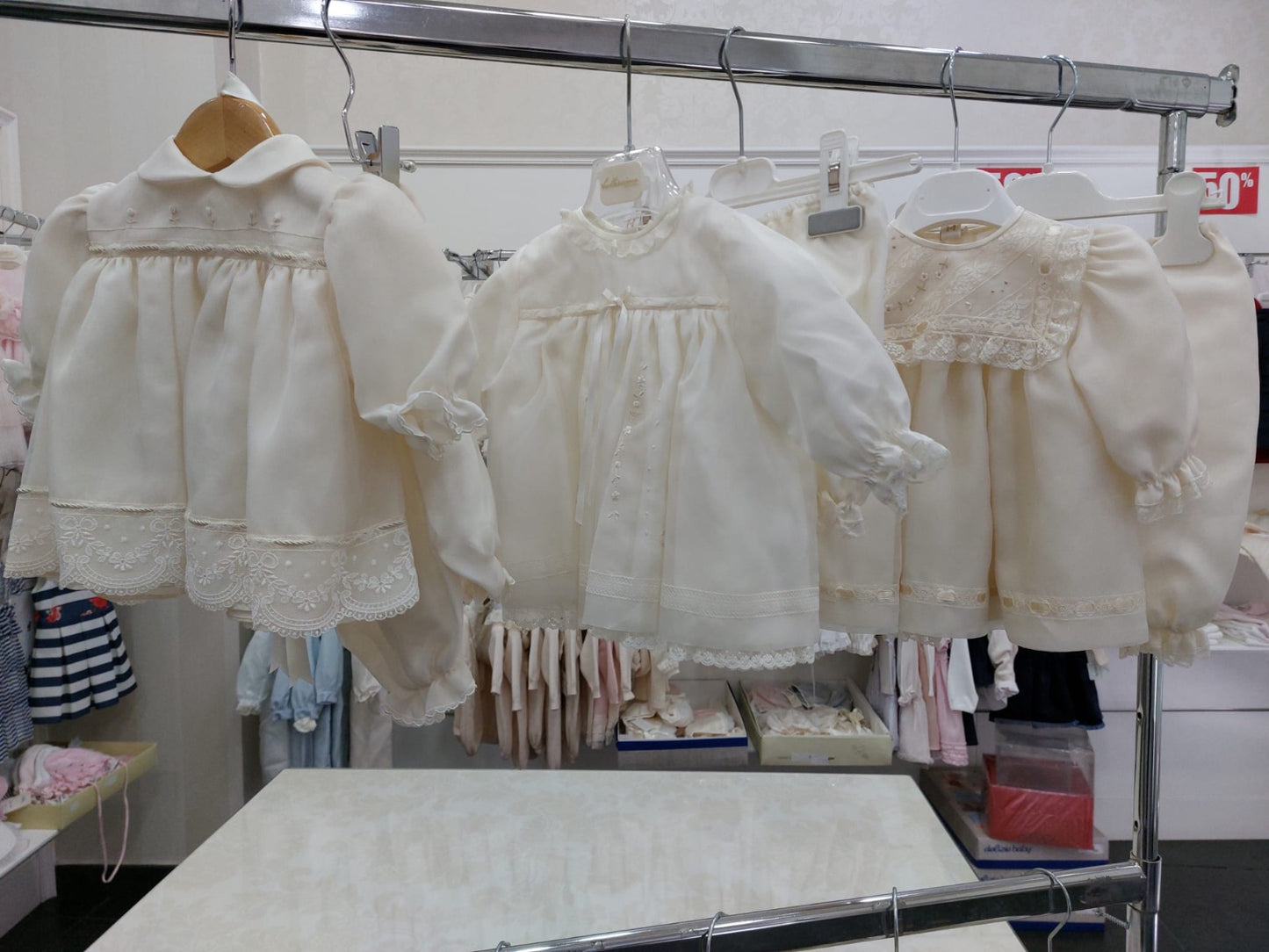 €15,00 al pezzo ALES, ALETTA, ARMANI, BABY GRAZIELLA, BIMBI BLU, ecc. stock abbigliamento bambini 2116 pezzi - P/E - RIF. TV6119