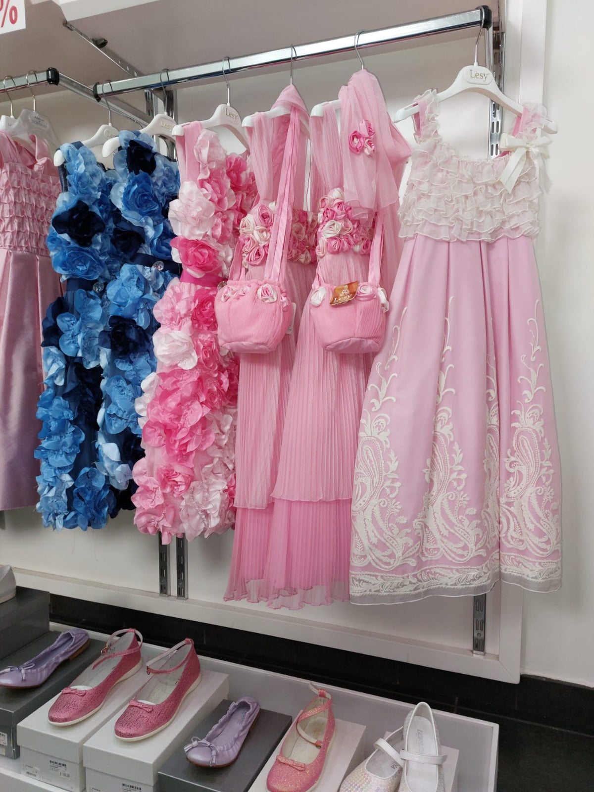 €15,00 al pezzo ALES, ALETTA, ARMANI, BABY GRAZIELLA, BIMBI BLU, ecc. stock abbigliamento bambini 2116 pezzi - P/E - RIF. TV6119