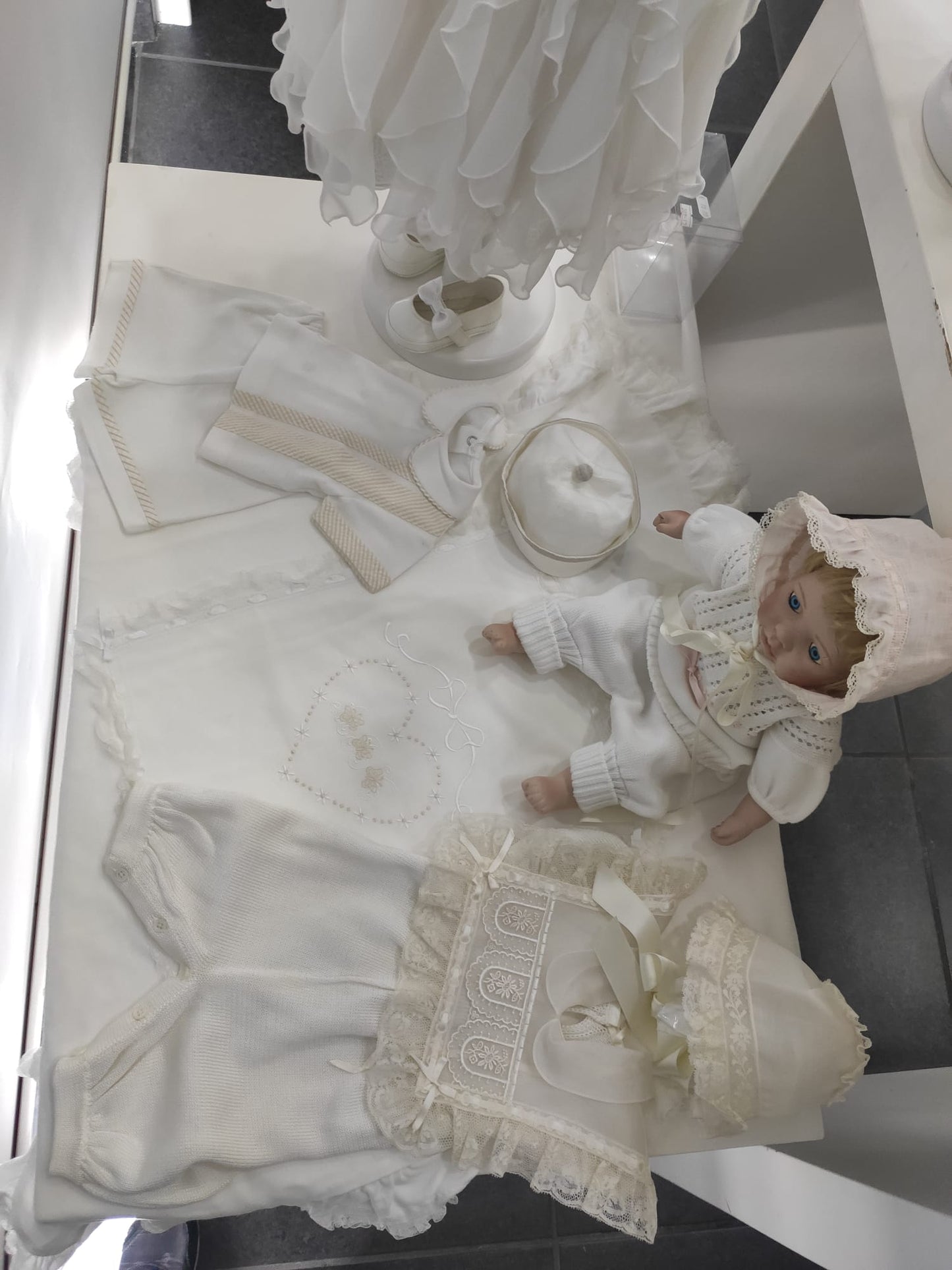 €15,00 al pezzo ALES, ALETTA, ARMANI, BABY GRAZIELLA, BIMBI BLU, ecc. stock abbigliamento bambini 2116 pezzi - P/E - RIF. TV6119