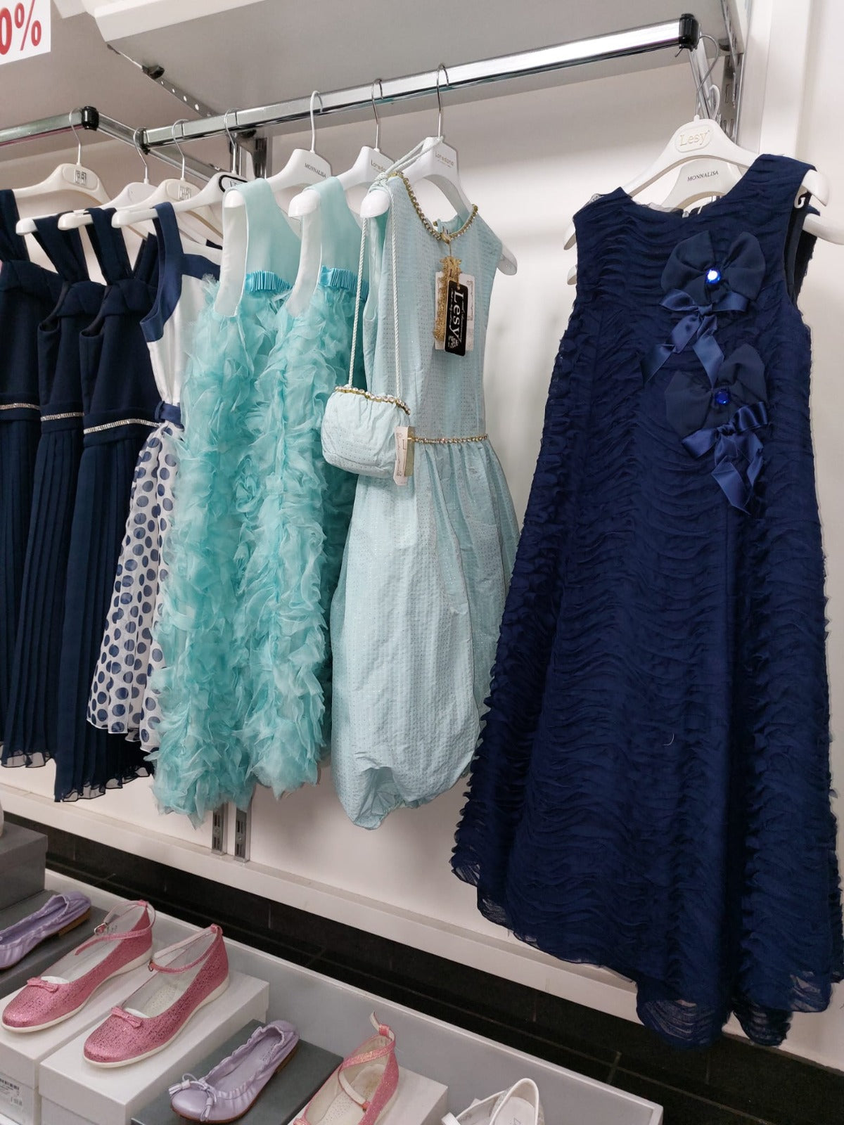 €15,00 al pezzo ALES, ALETTA, ARMANI, BABY GRAZIELLA, BIMBI BLU, ecc. stock abbigliamento bambini 2116 pezzi - P/E - RIF. TV6119