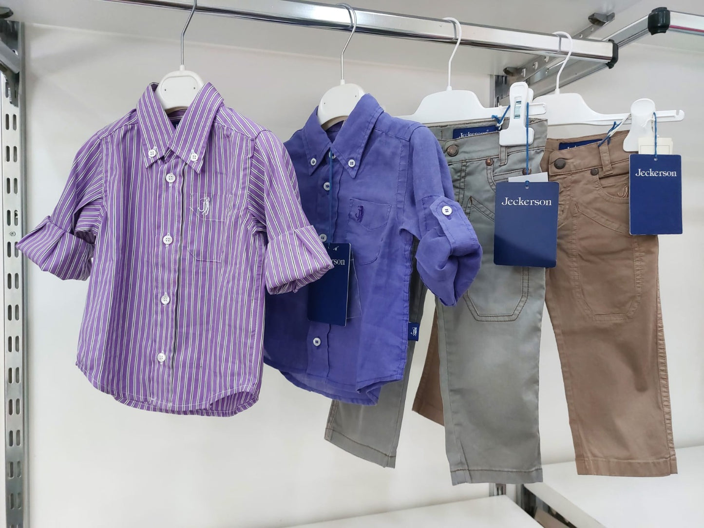 €15,00 al pezzo ALES, ALETTA, ARMANI, BABY GRAZIELLA, BIMBI BLU, ecc. stock abbigliamento bambini 2116 pezzi - P/E - RIF. TV6119