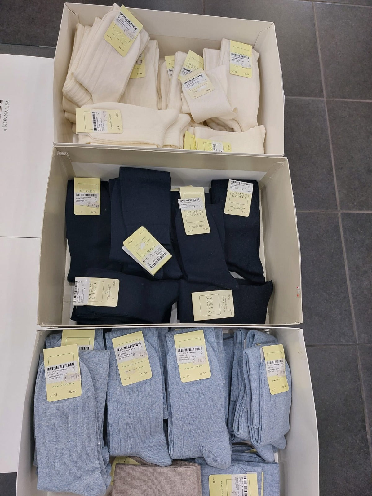 €15,00 al pezzo ALES, ALETTA, ARMANI, BABY GRAZIELLA, BIMBI BLU, ecc. stock abbigliamento bambini 2116 pezzi - P/E - RIF. TV6119