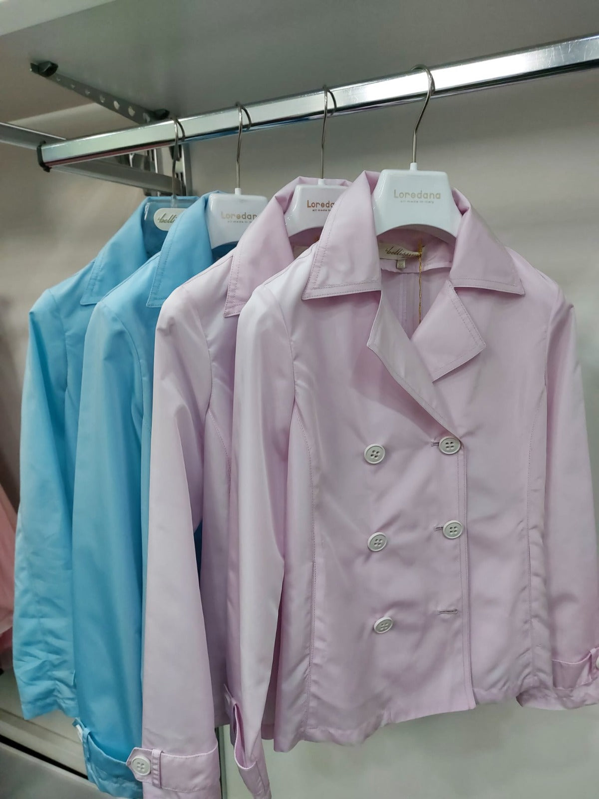€15,00 al pezzo ALES, ALETTA, ARMANI, BABY GRAZIELLA, BIMBI BLU, ecc. stock abbigliamento bambini 2116 pezzi - P/E - RIF. TV6119