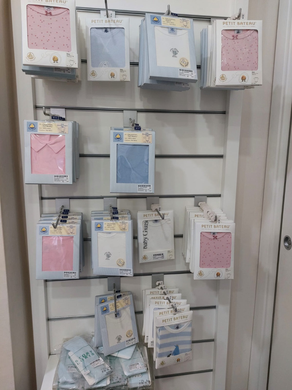 €15,00 al pezzo ALES, ALETTA, ARMANI, BABY GRAZIELLA, BIMBI BLU, ecc. stock abbigliamento bambini 2116 pezzi - P/E - RIF. TV6119